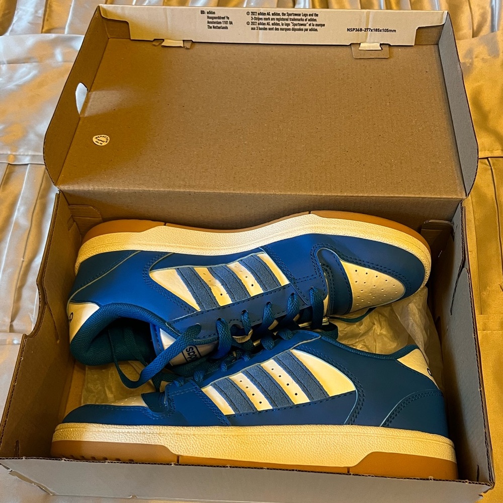 Men’s Adidas Basketball Shoe Size 5.5